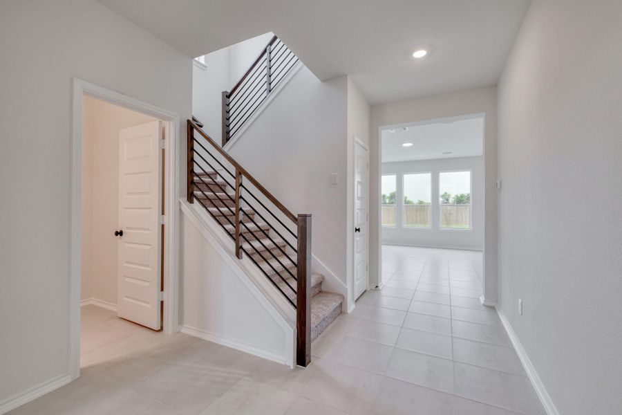 Spacious, unfurnished interior of a new home in Overlook Ranch, Georgetown (Image 30).