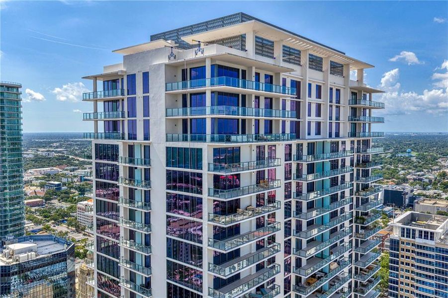 Condo located in St. Petersburg, FL showcasing its design and architecture (Image 32).