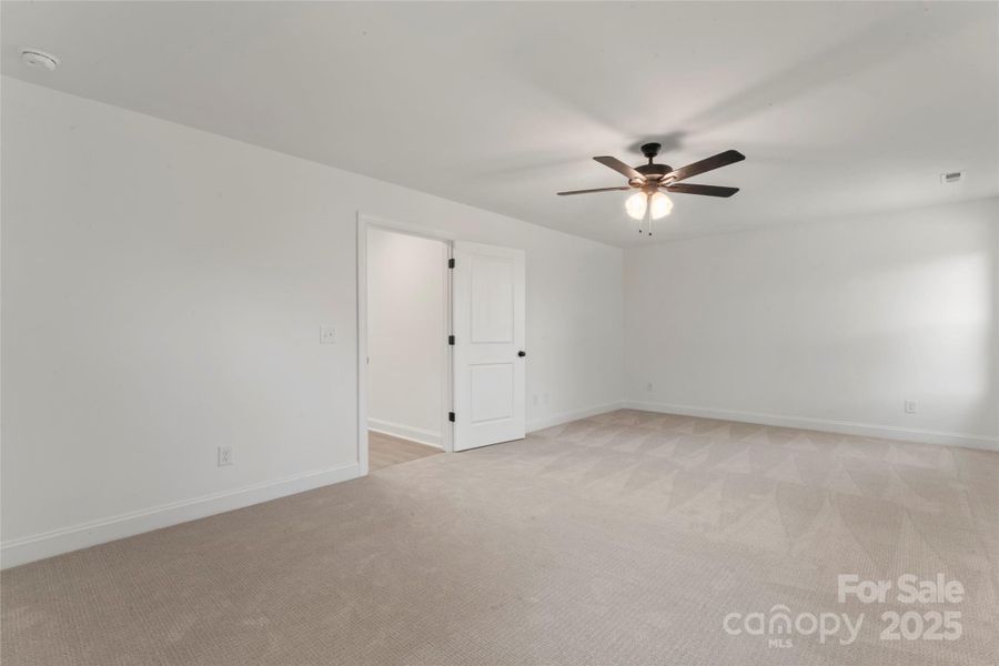 Spacious, unfurnished interior of a new home in , Harrisburg (Image 27).