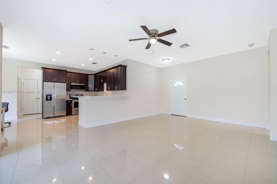 Spacious, unfurnished interior of a new home in , Kissimmee (Image 18).