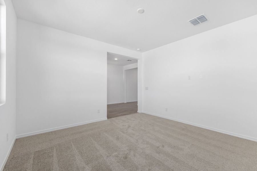Spacious, unfurnished interior of a new home in Bella Vista Farms, San Tan Valley (Image 10).