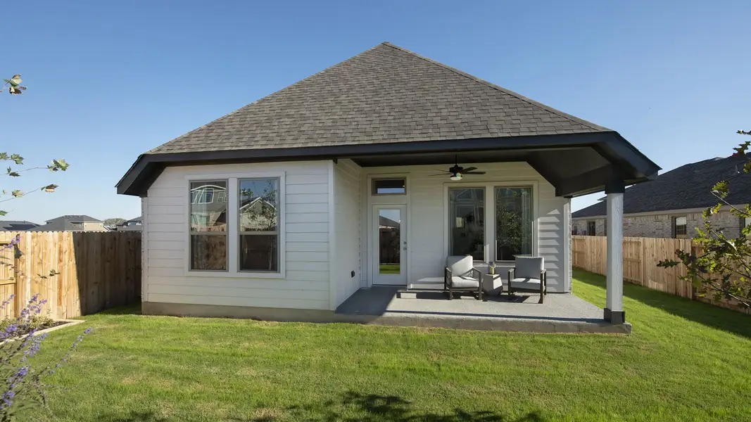 Exterior details and patio area of a home in Brookewater, Rosenberg (Image 4).