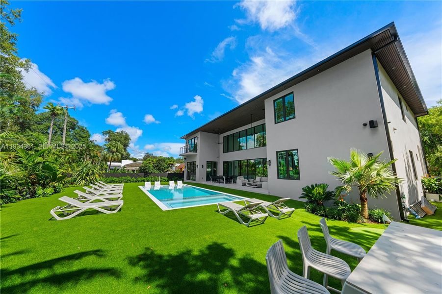 Exterior details and patio area of a home in , Miami (Image 33).