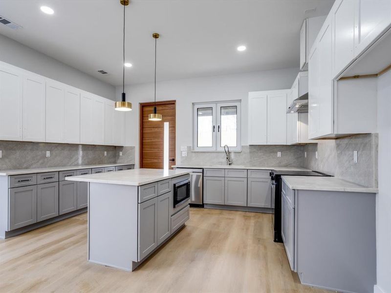 Furnished interior view inside a new home in , Grand Prairie (Image 6).