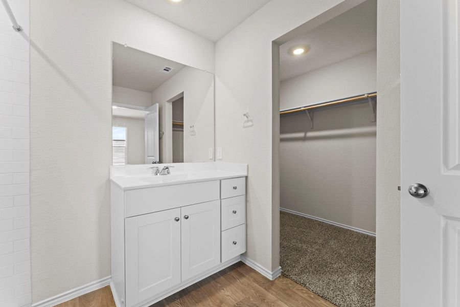 Furnished interior view inside a new home in Ladera, Luling (Image 7).