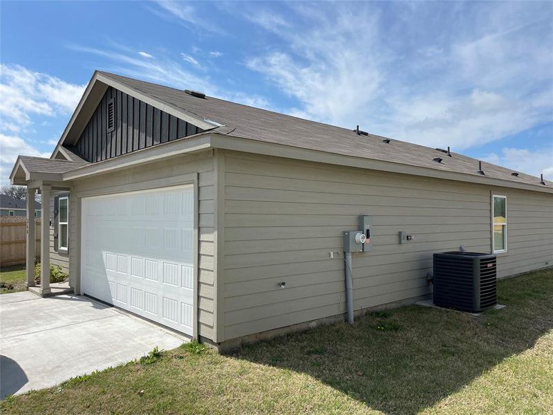 Exterior details and patio area of a home in Tolar Oaks, Tolar (Image 23).