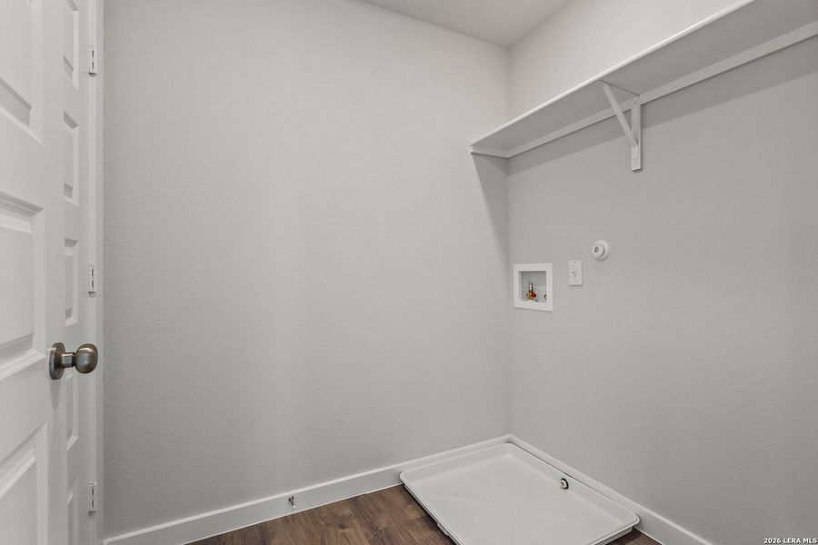 Spacious, unfurnished interior of a new home in Senna, Leon Valley (Image 16). Spacious, unfurnished interior of a new home in Senna, Leon Valley (Image 16).