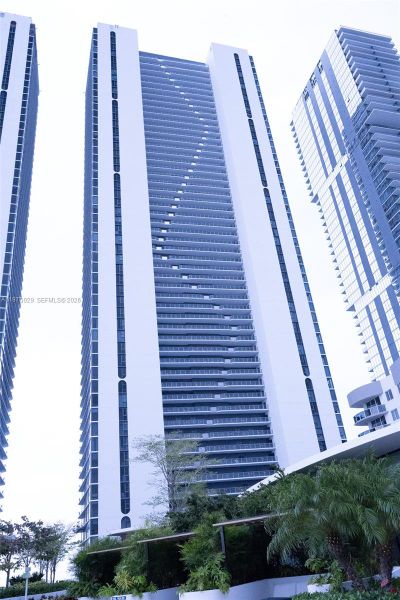 Condo located in Miami, FL showcasing its design and architecture (Image 31).