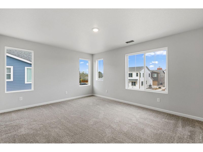 Spacious, unfurnished interior of a new home in Spring Valley, Longmont (Image 11).
