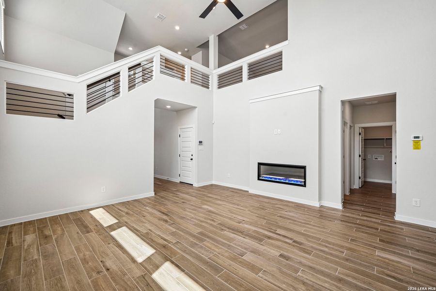 Spacious, unfurnished interior of a new home in Meyer Ranch 45's, New Braunfels (Image 19).