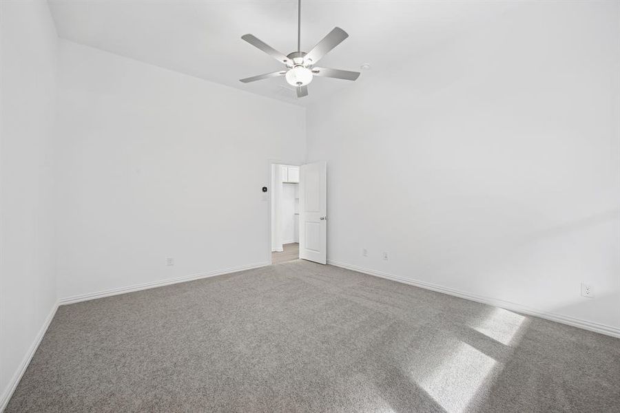 Spacious, unfurnished interior of a new home in Tarrytown, Crowley (Image 25).