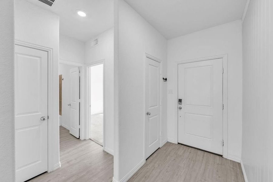 Spacious, unfurnished interior of a new home in Hurricane Creek, Anna (Image 14).