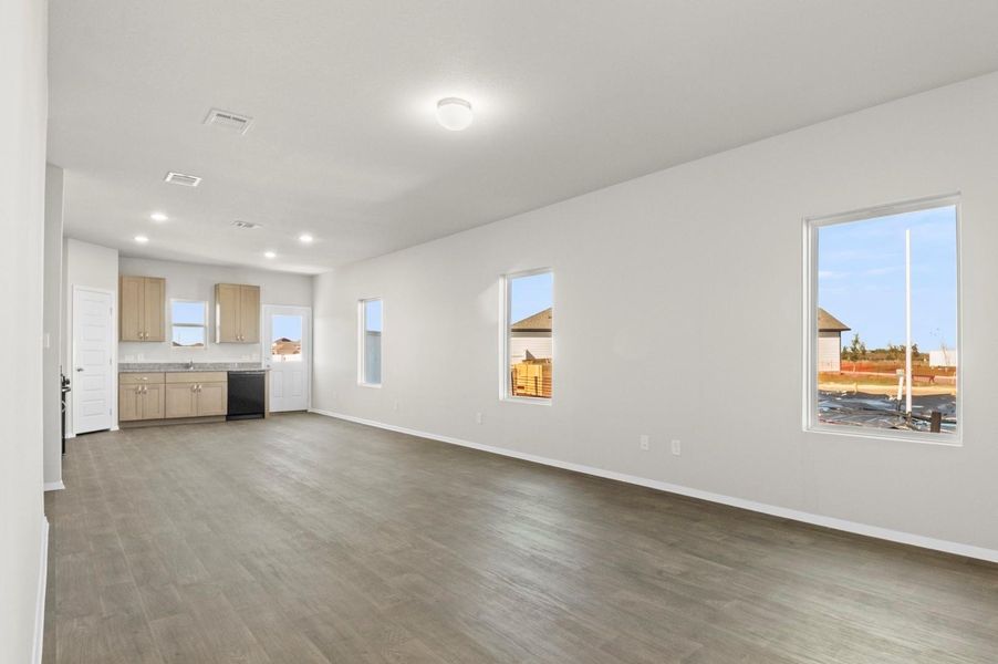Spacious, unfurnished interior of a new home in Harvest Ridge, Elgin (Image 24).