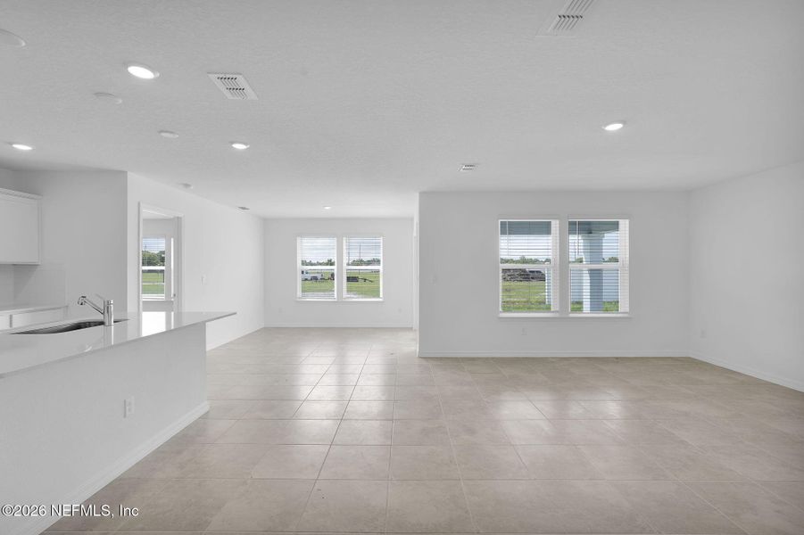 Spacious, unfurnished interior of a new home in Wells Landing, Jacksonville (Image 24).
