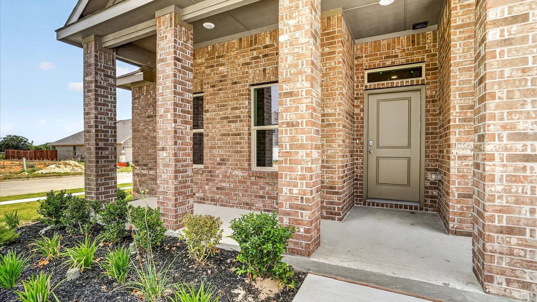 Exterior details and patio area of a home in Saratoga, Granbury (Image 3).