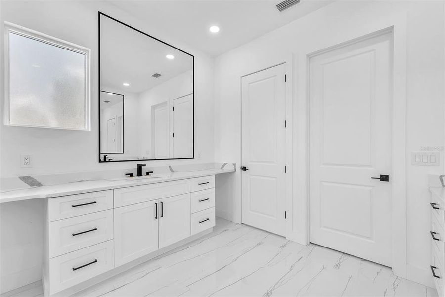 Furnished interior view inside a new home in , Thonotosassa (Image 10).