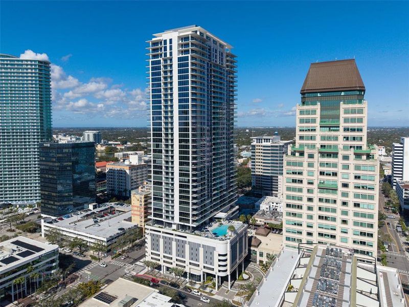 Condo located in St. Petersburg, FL showcasing its design and architecture (Image 38).