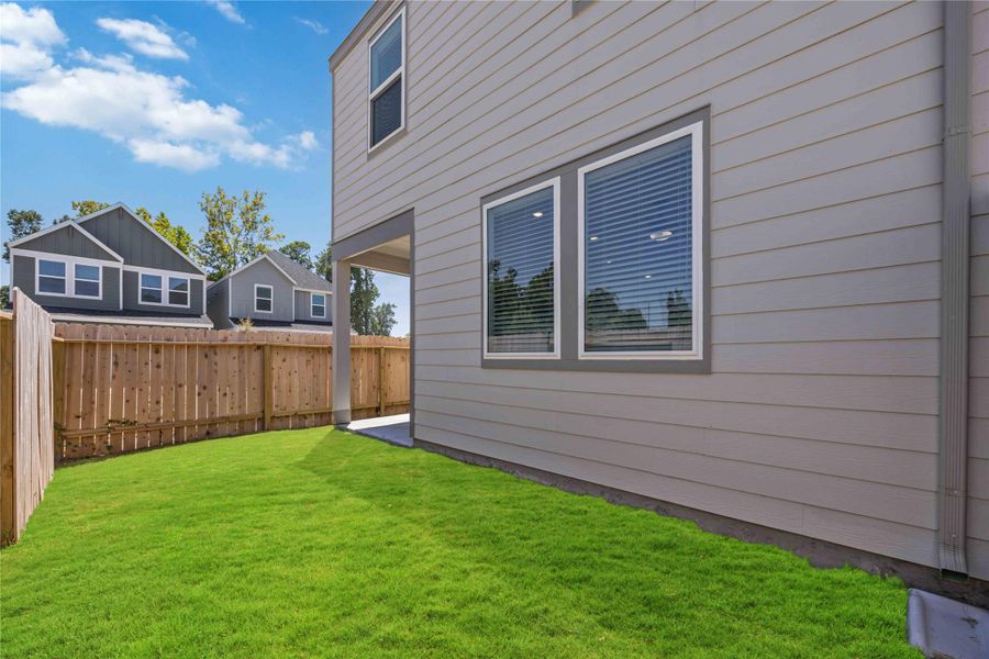 Exterior details and patio area of a home in Mansfield Park, Houston (Image 4).