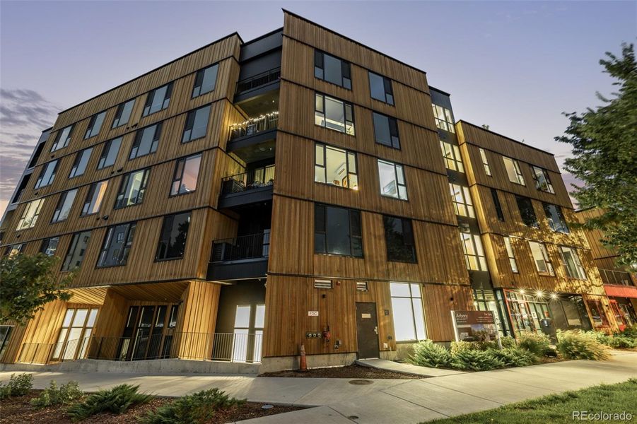 Condo located in Denver, CO showcasing its design and architecture (Image 4).