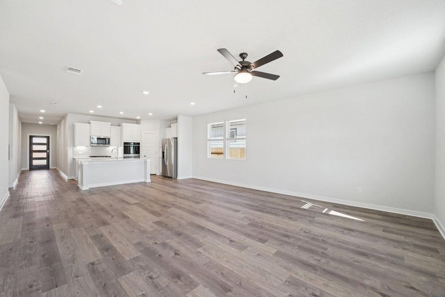Spacious, unfurnished interior of a new home in Cloverleaf, Austin (Image 9).