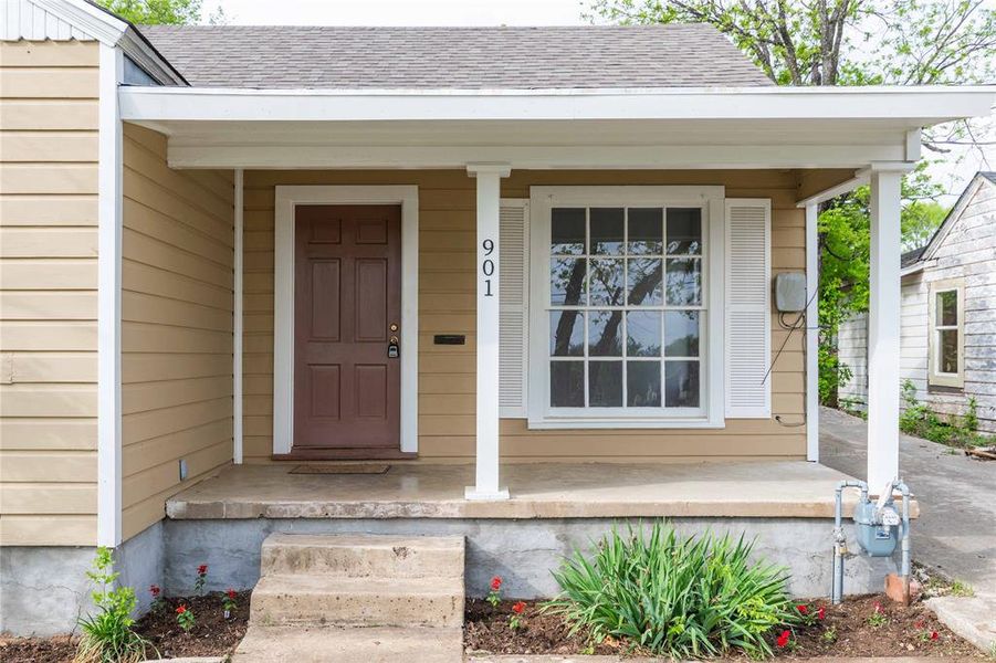 Exterior details and patio area of a home in , Brownwood (Image 17).