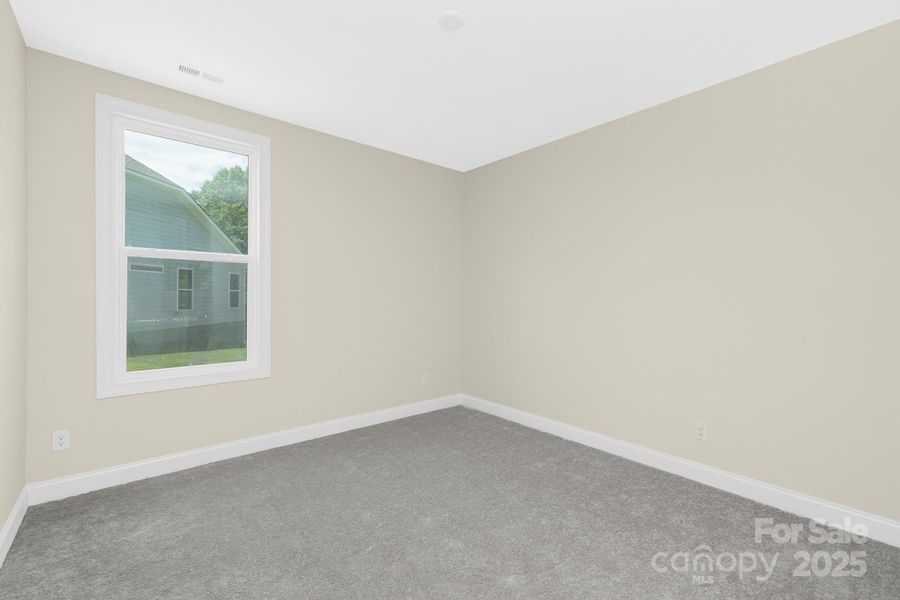 Spacious, unfurnished interior of a new home in Handsmill on Lake Wylie, York (Image 21).