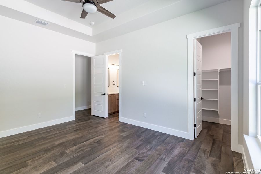 Spacious, unfurnished interior of a new home in , La Vernia (Image 15).