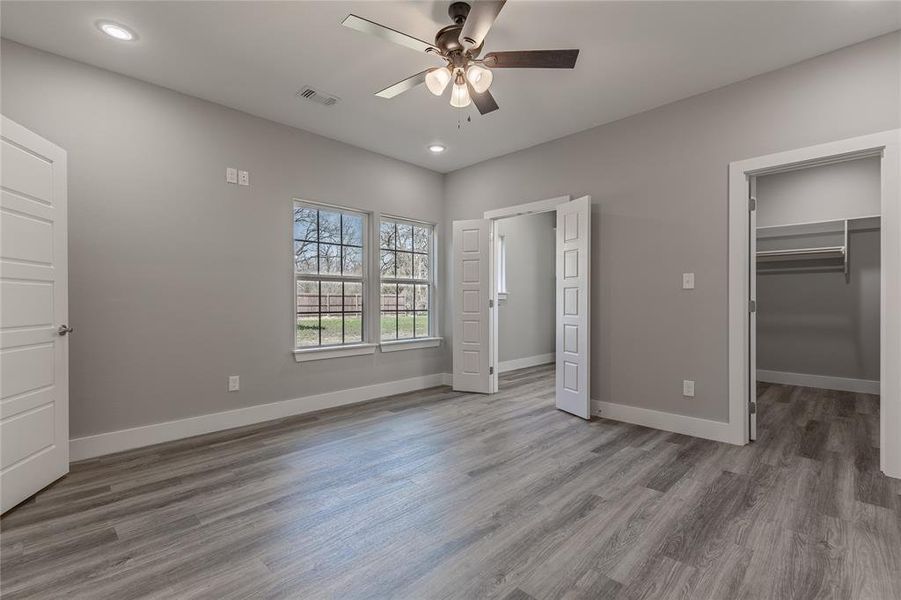 Spacious, unfurnished interior of a new home in , Sherman (Image 13).