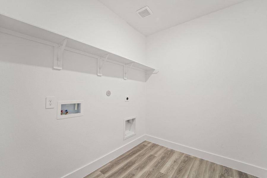 Spacious, unfurnished interior of a new home in Riverside Estates, Mont Belvieu (Image 19).