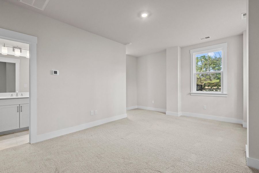 Spacious, unfurnished interior of a new home in Harbor Oaks Marina, Myrtle Beach (Image 34).