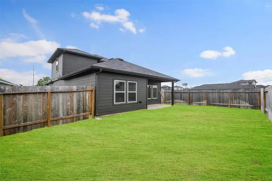 Large backyard with plenty of room to play or entertain Large backyard with plenty of room to play or entertain