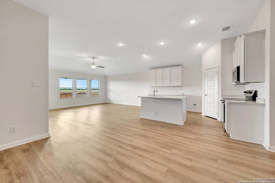 Spacious, unfurnished interior of a new home in Greenspoint Heights, Seguin (Image 33).