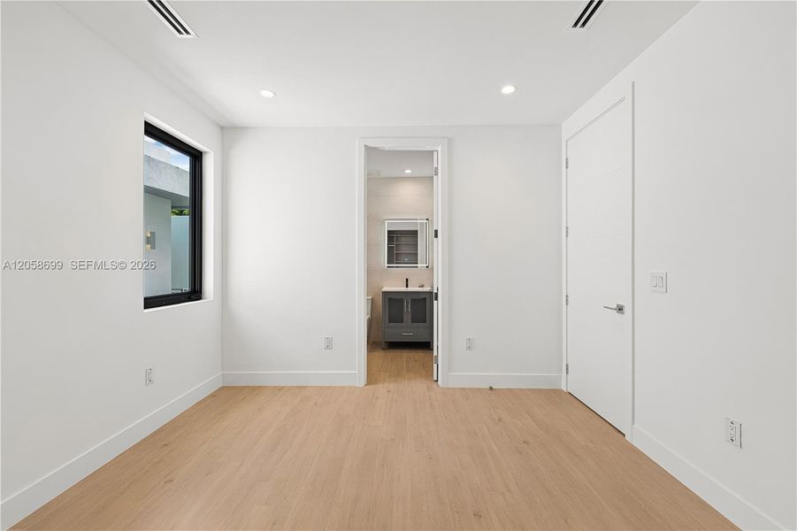 Spacious, unfurnished interior of a new home in , Miami (Image 22).