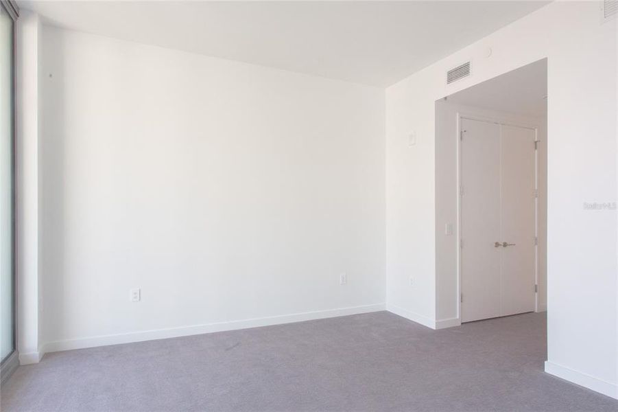 Spacious, unfurnished interior of a new home in , St. Petersburg (Image 13).