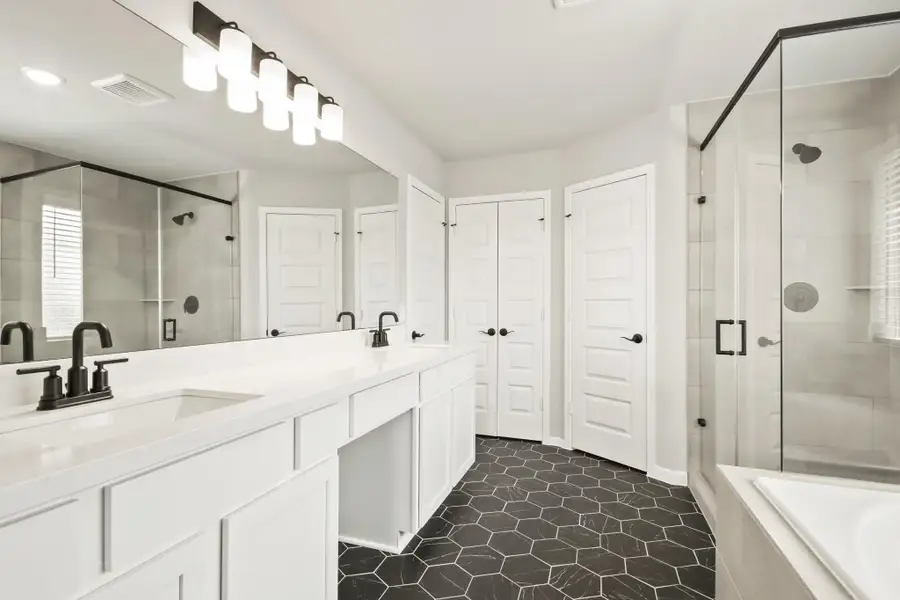 Relaxing owner's suite bath