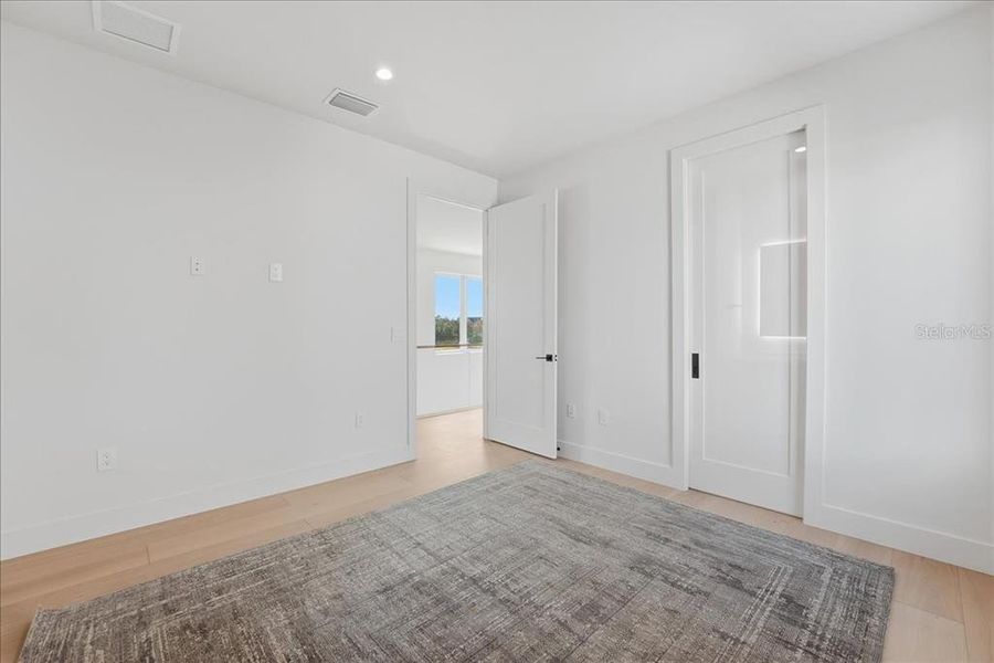 Spacious, unfurnished interior of a new home in , Orlando (Image 21).