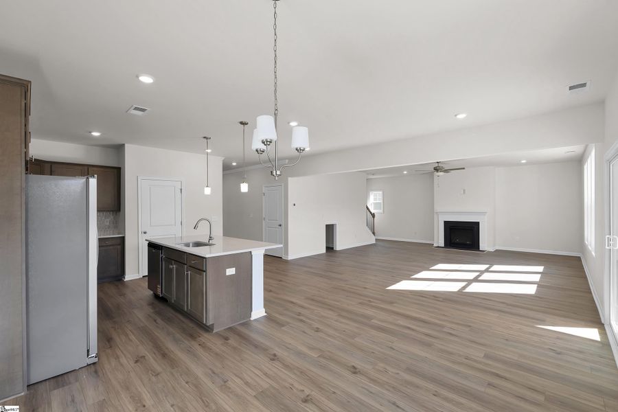 Spacious, unfurnished interior of a new home in Lynbrook, Boiling Springs (Image 18).