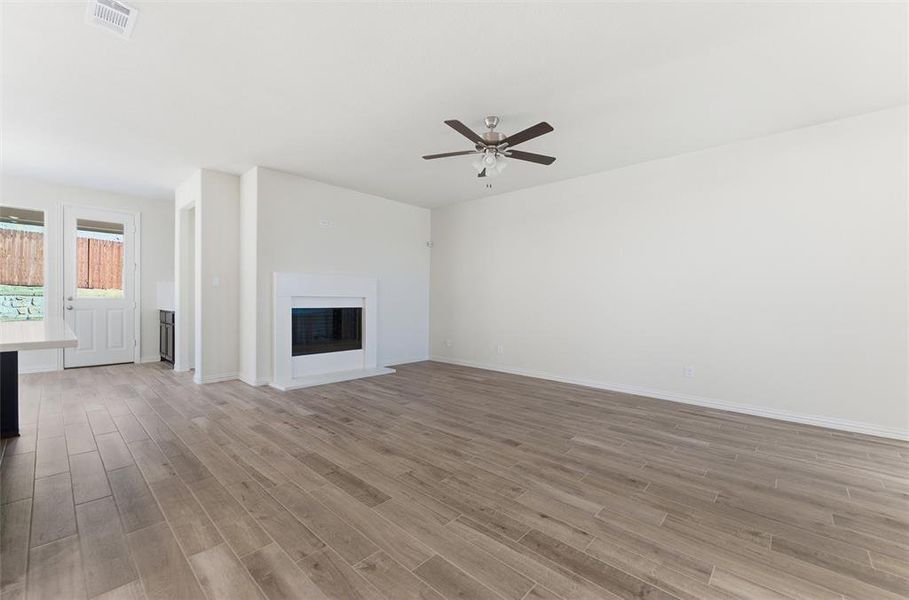 Spacious, unfurnished interior of a new home in Waterford Park, Weatherford (Image 31).