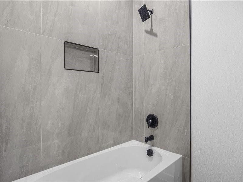 Bathroom featuring tiled shower / bath combo