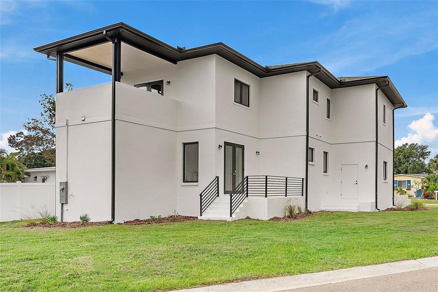 Exterior details and patio area of a home in , St. Petersburg (Image 30).