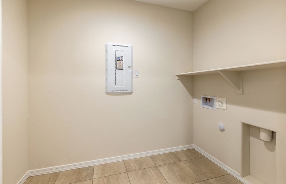Spacious, unfurnished interior of a new home in El Rancho Santa Rosa, Maricopa (Image 25).