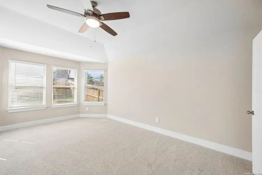 Spacious, unfurnished interior of a new home in Comanche Ridge, San Antonio (Image 25).