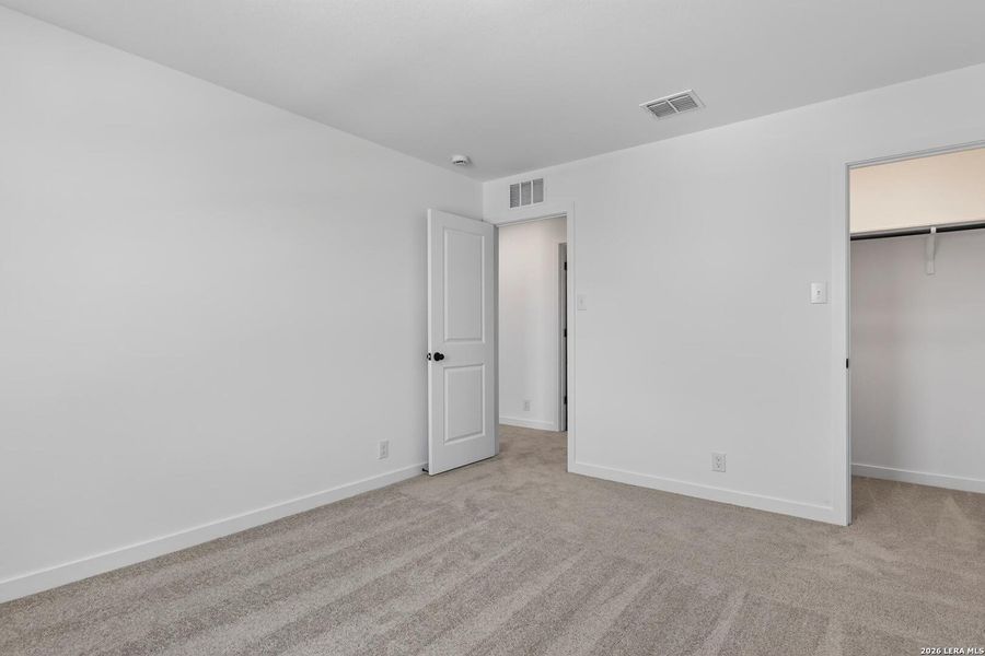 Spacious, unfurnished interior of a new home in Nopal Valley, San Antonio (Image 22).