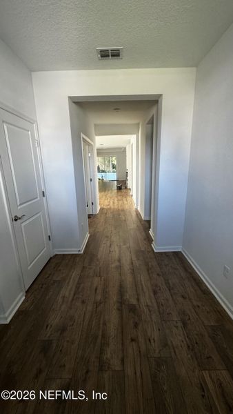 Spacious, unfurnished interior of a new home in McGirt's Creek, Yulee (Image 8).