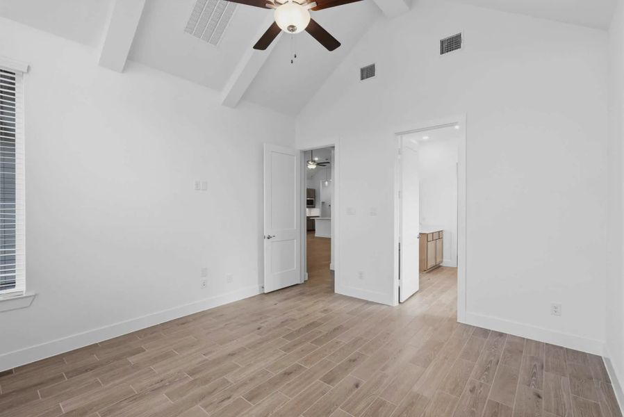 Representative unfurnished interior of a home built from the Summerton by Chesmar Homes in Beacon Point, Texas City (Image 50).