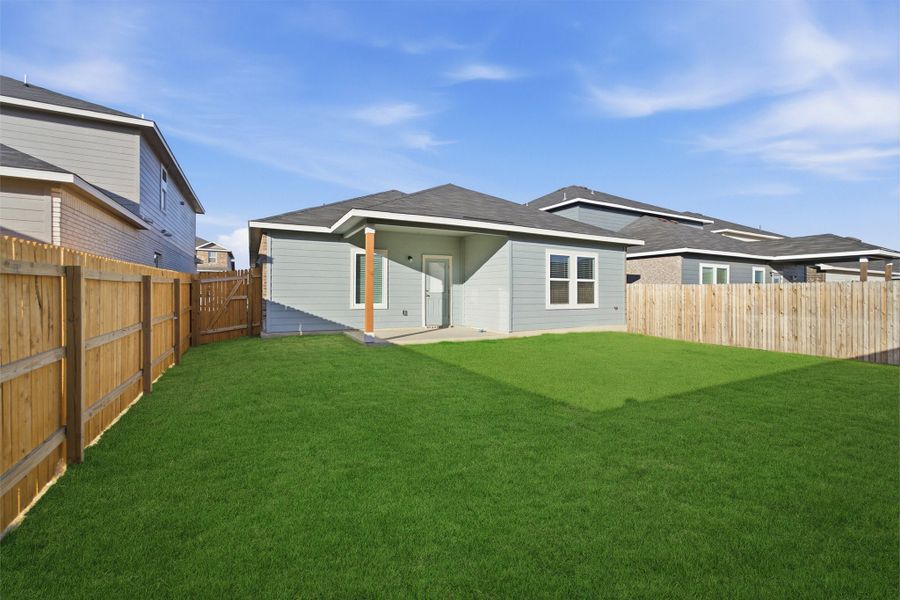 Exterior details and patio area of a home in Notting Hill, Converse (Image 4).