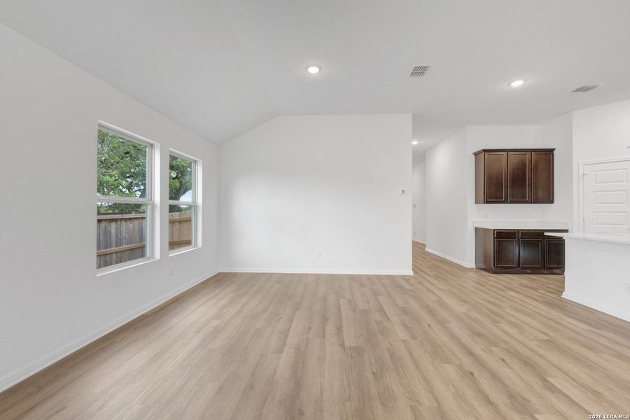 Spacious, unfurnished interior of a new home in Cinco Lakes, San Antonio (Image 28).