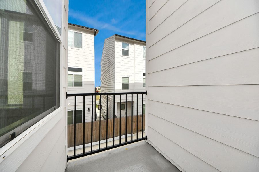 Exterior details and patio area of a home in Yale Terrace, Houston (Image 24).