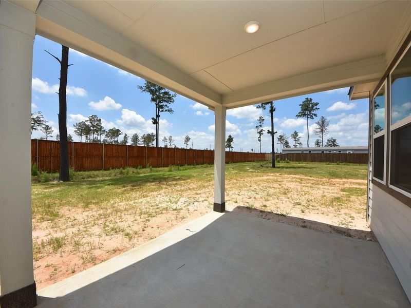 Exterior details and patio area of a home in Spring Branch Crossing, Conroe (Image 3).
