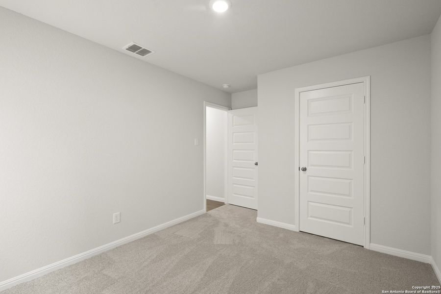 Spacious, unfurnished interior of a new home in Timber Creek, San Antonio (Image 11).